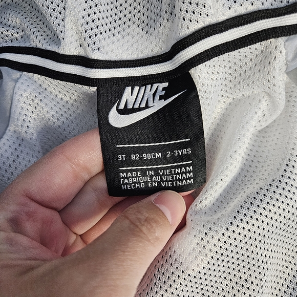 Nike 3T kids unisex black, white, and grey rain jacket with zipper pockets - Picture 6 of 8
